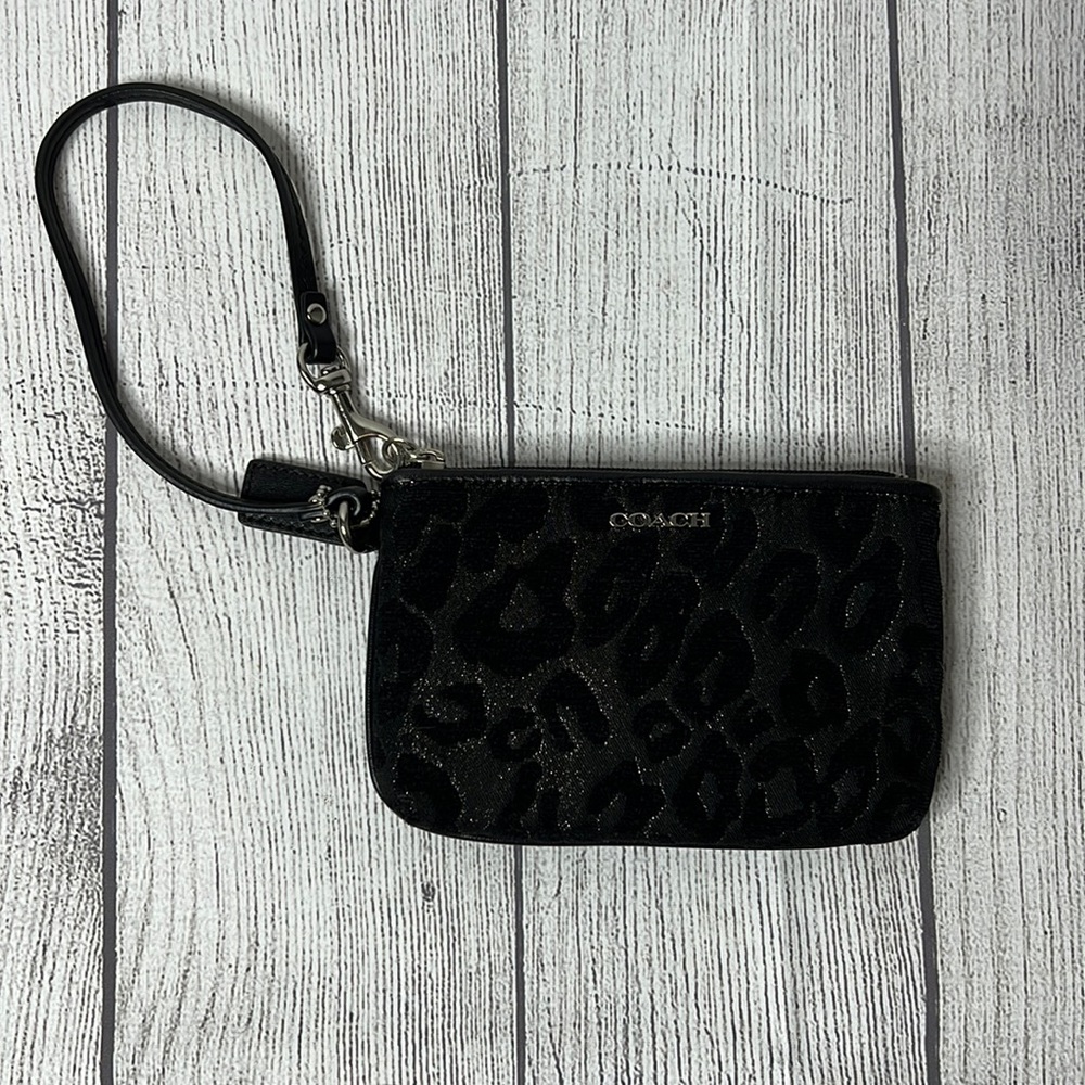 🔹 Coach Sparkly Cheetah Wristlet